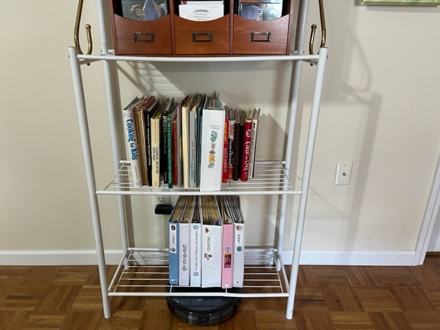 Cookbooks in expandable holder